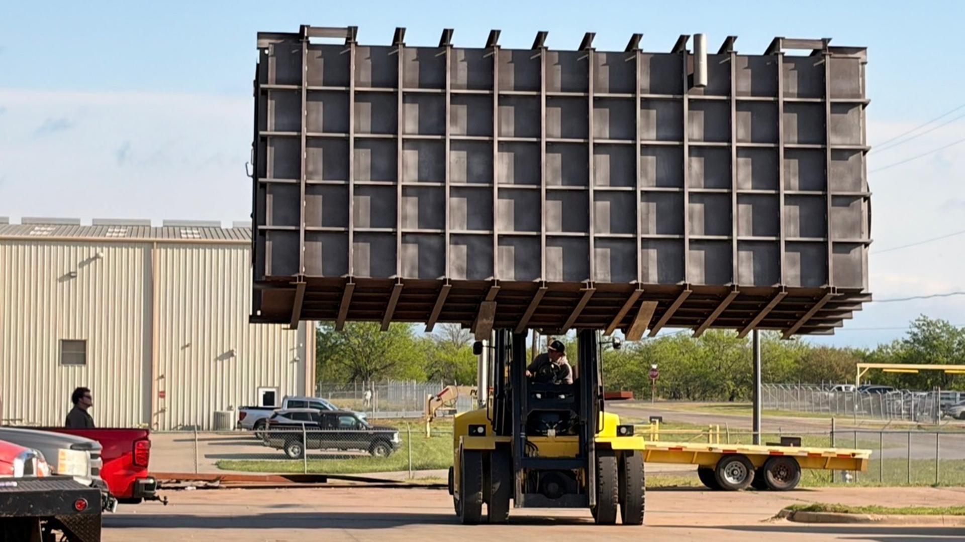 Ein Gabelstapler transportiert einen Bunker. | ARD Washington