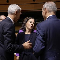 Annalena Baerbock (M, Bündnis 90/Die Grünen) , Außenministerin von Deutschland, spricht mit Alexander Schallenberg (l-r), Außenminister von Österreich, Joao Gomes Cravinho, Außenminister von Portugal, Micheal Martin, Außenminister von Irland, Elina Valtonen, Außenminister von Finnland, während eines Treffens der EU-Außenminister im Gebäude des Europäischen Rates in Luxemburg