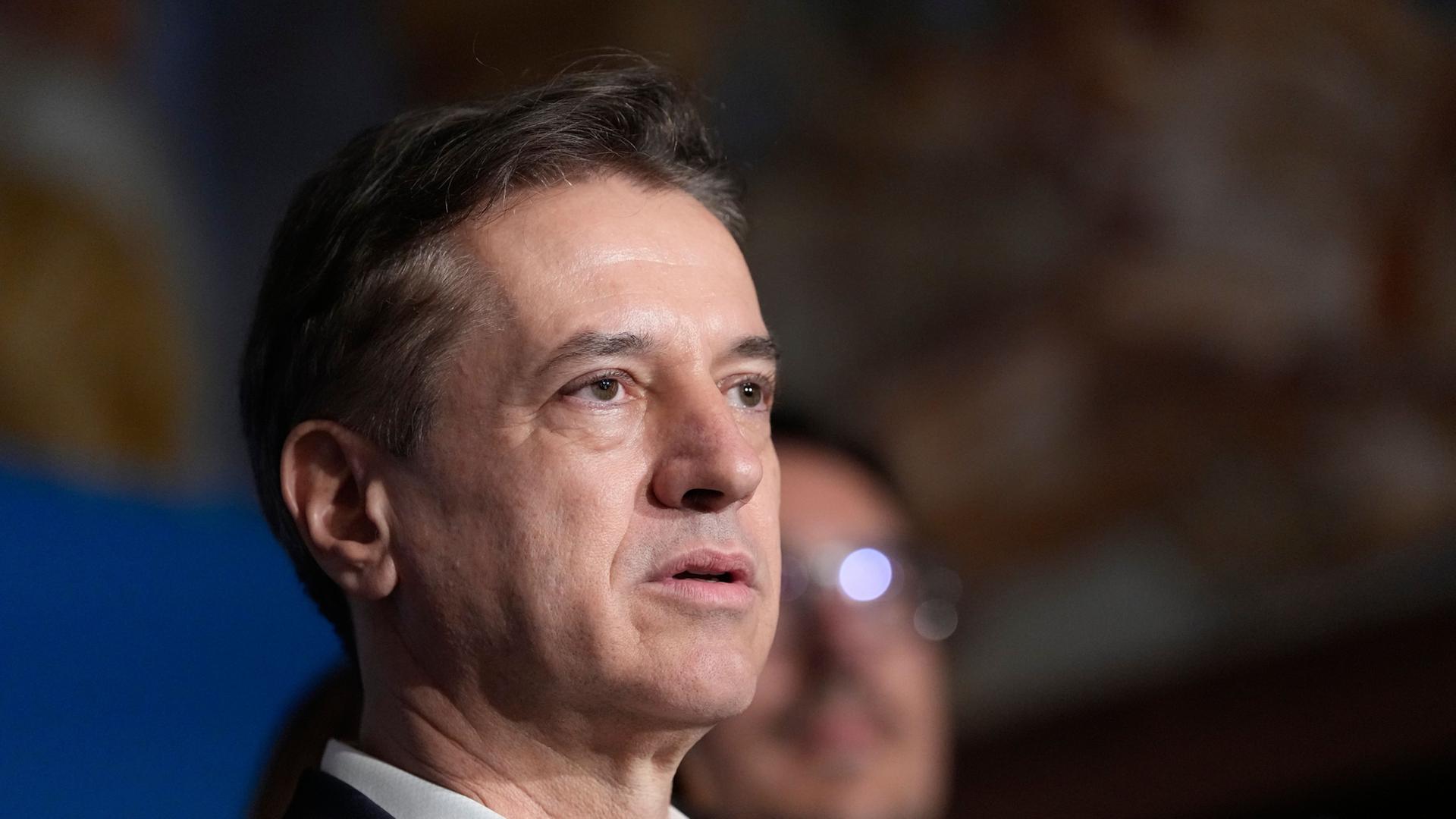 Der amtierende Ministerpr�sident Robert Golob spricht zu den Medien, nachdem seine 