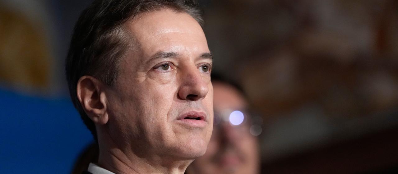 Der amtierende Ministerpräsident Robert Golob spricht zu den Medien, nachdem seine "Svoboda"-Bewegung die Mehrheit der Stimmen bei den Wahlen gewonnen hat.