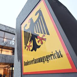 Ein Hinweisschild mit Bundesadler und dem Schriftzug "Bundesverfassungsgericht" steht vor dem Bundesverfassungsgericht in Karlsruhe.