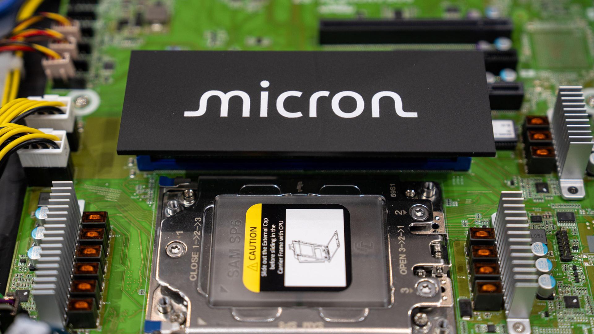 Ein Micron-Logo auf einem Mainboard auf der Computex 2026 in Taipeh. | picture alliance / Sipa USA