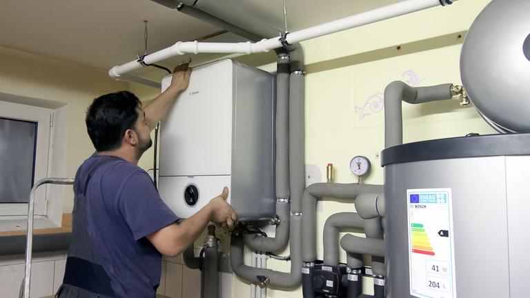 Steuereinheit einer Wärmepumpe im Keller einer Doppelhaushälfte.