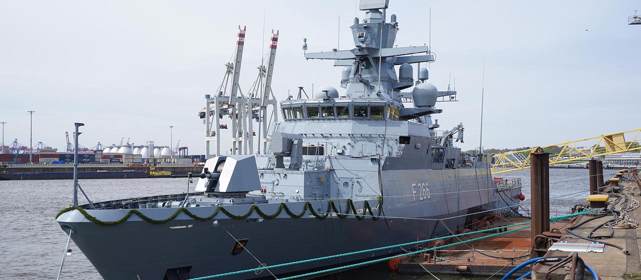  Die Korvette F266 "Emden" liegt am Kai auf dem Werftgelände von Blohm+Voss im Hafen.