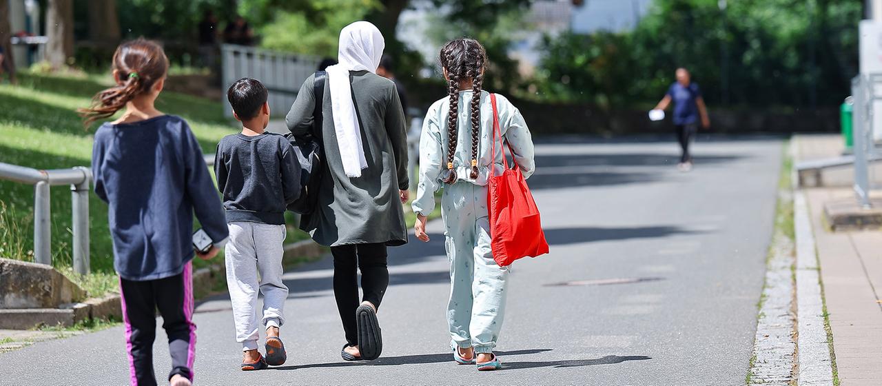 Flüchtlingsfamilie bei der Zentralen Aufnahmeeinrichtung für Asylbewerber in Bayern
