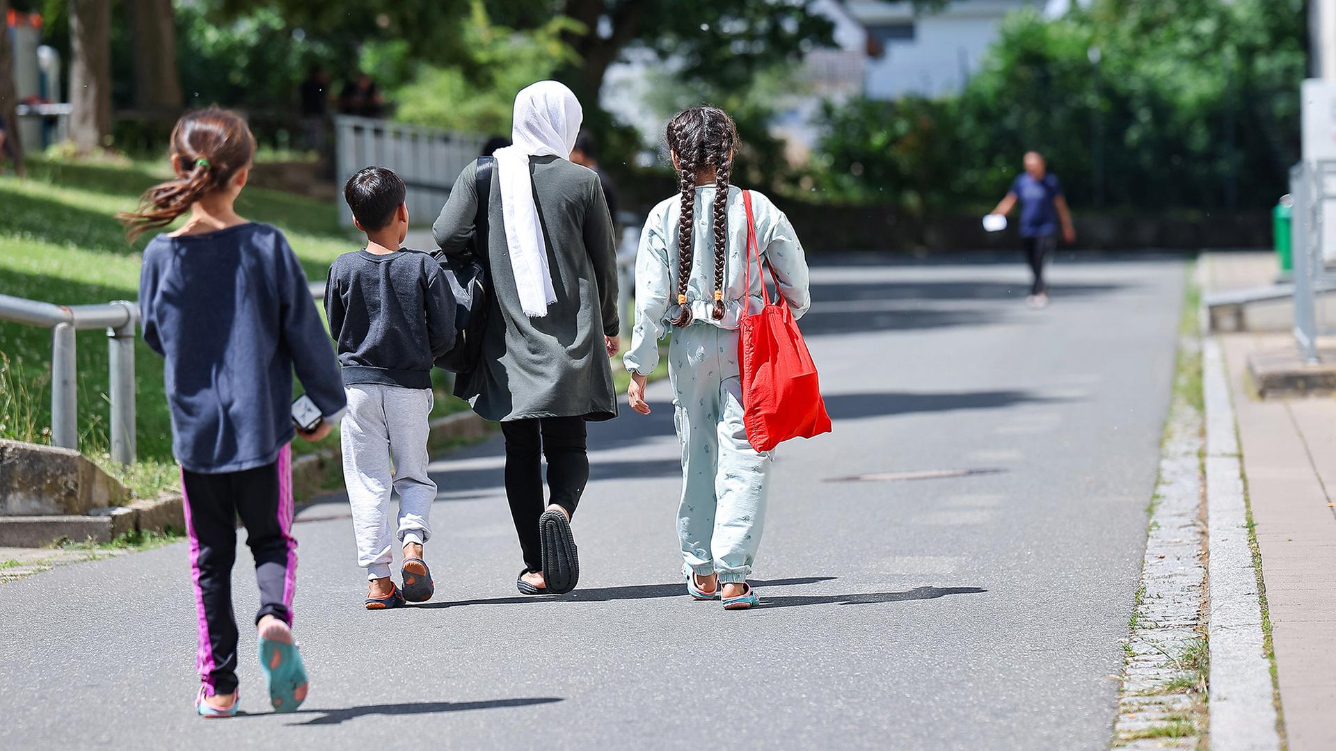 Flüchtlingsfamilie bei der Zentralen Aufnahmeeinrichtung für Asylbewerber in Bayern | dpa