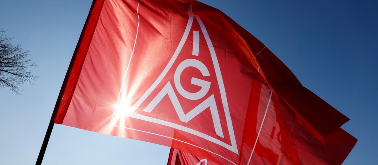 Eine Flagge mit dem Logo der IG Metall
