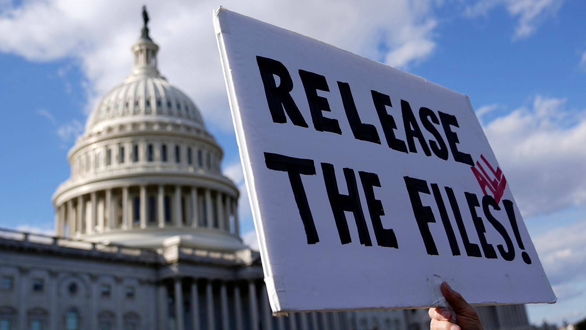 Ein Demonstrant h�lt ein Schild mit der Aufschrift 