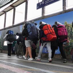 Reisende mit Gepäck zu Ferienbeginn im Stuttgarter Bahnhof