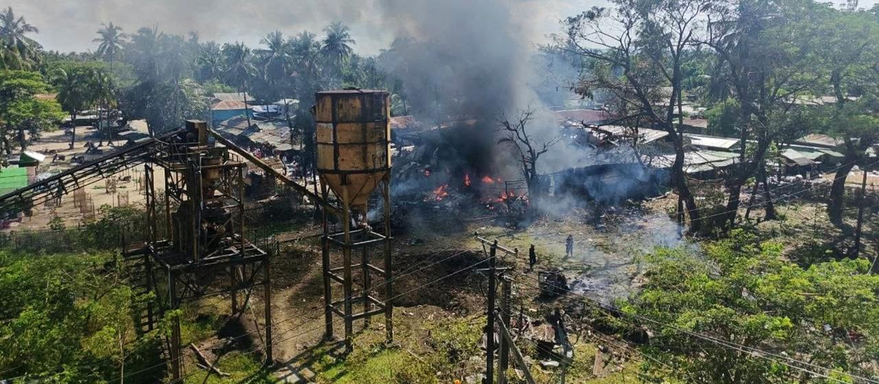 Auf diesem von Wai Hun Aung zur Verfügung gestellten Foto steigt Rauch von einem Markt in Kyauktaw (Myanmar) auf.