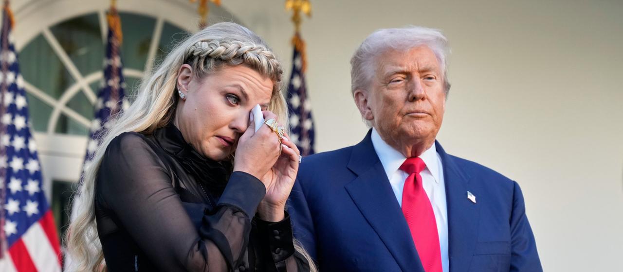 Erika Kirk und Donald Trump | AP Photo/Mark Schiefelbein Erika Kirk und Donald Trump