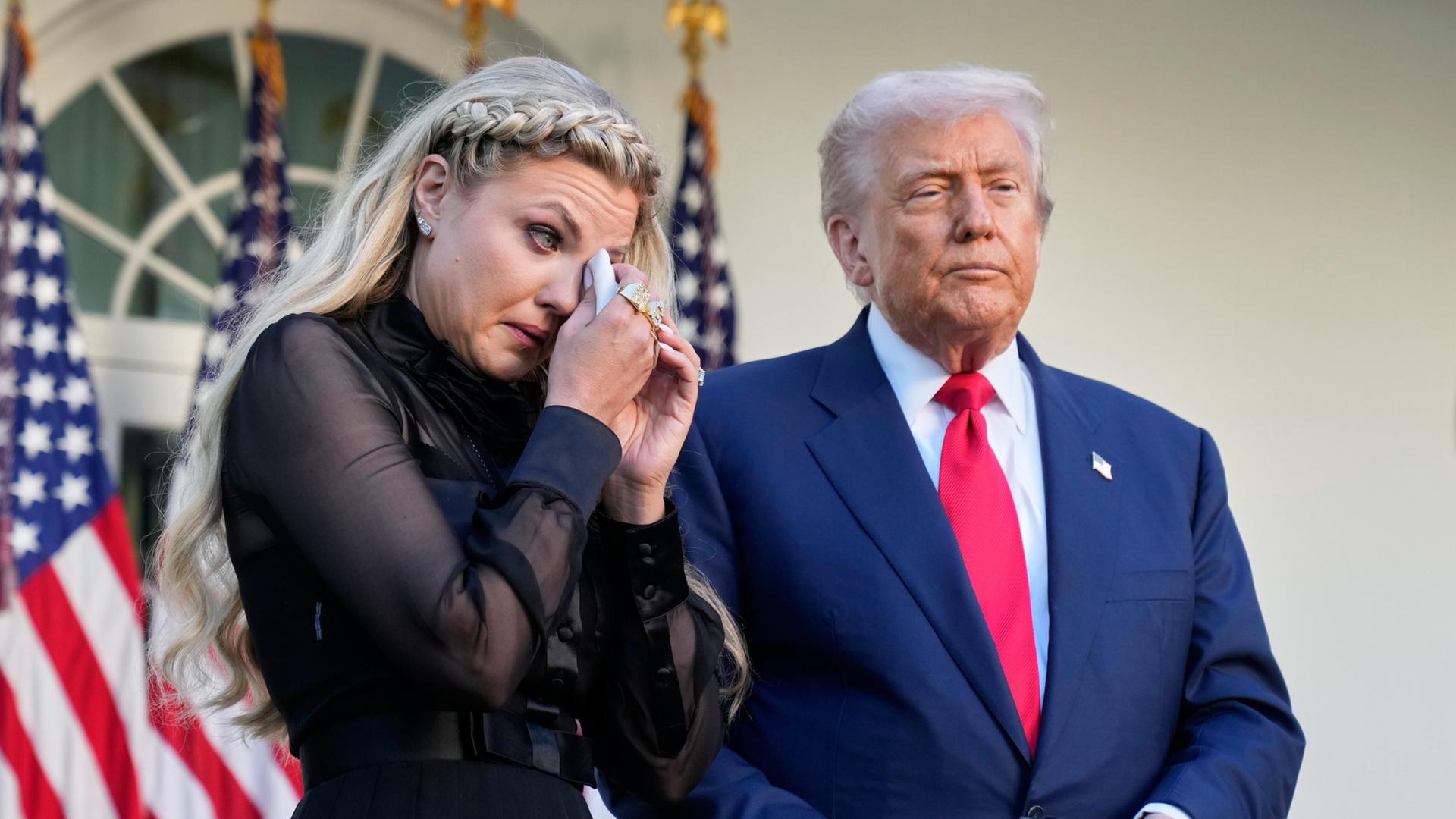 Erika Kirk und Donald Trump | AP Photo/Mark Schiefelbein