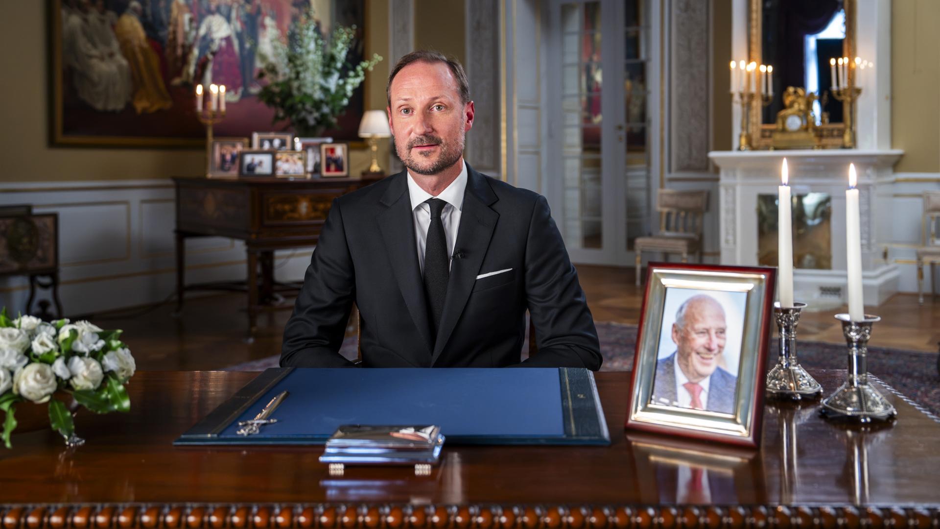 Norwegens König Haakon hält seine erste Rede | EPA/HEIKO JUNGE / POOL