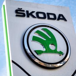 Skoda-Logo auf einem Schild einer Niederlassung.