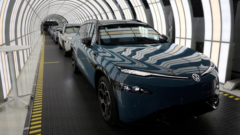 Ein Elektrofahrzeug vom Typ Volkswagen ID. UNYX 08 steht auf einem Fließband im Volkswagen-Werk Anhui in Hefei (China).