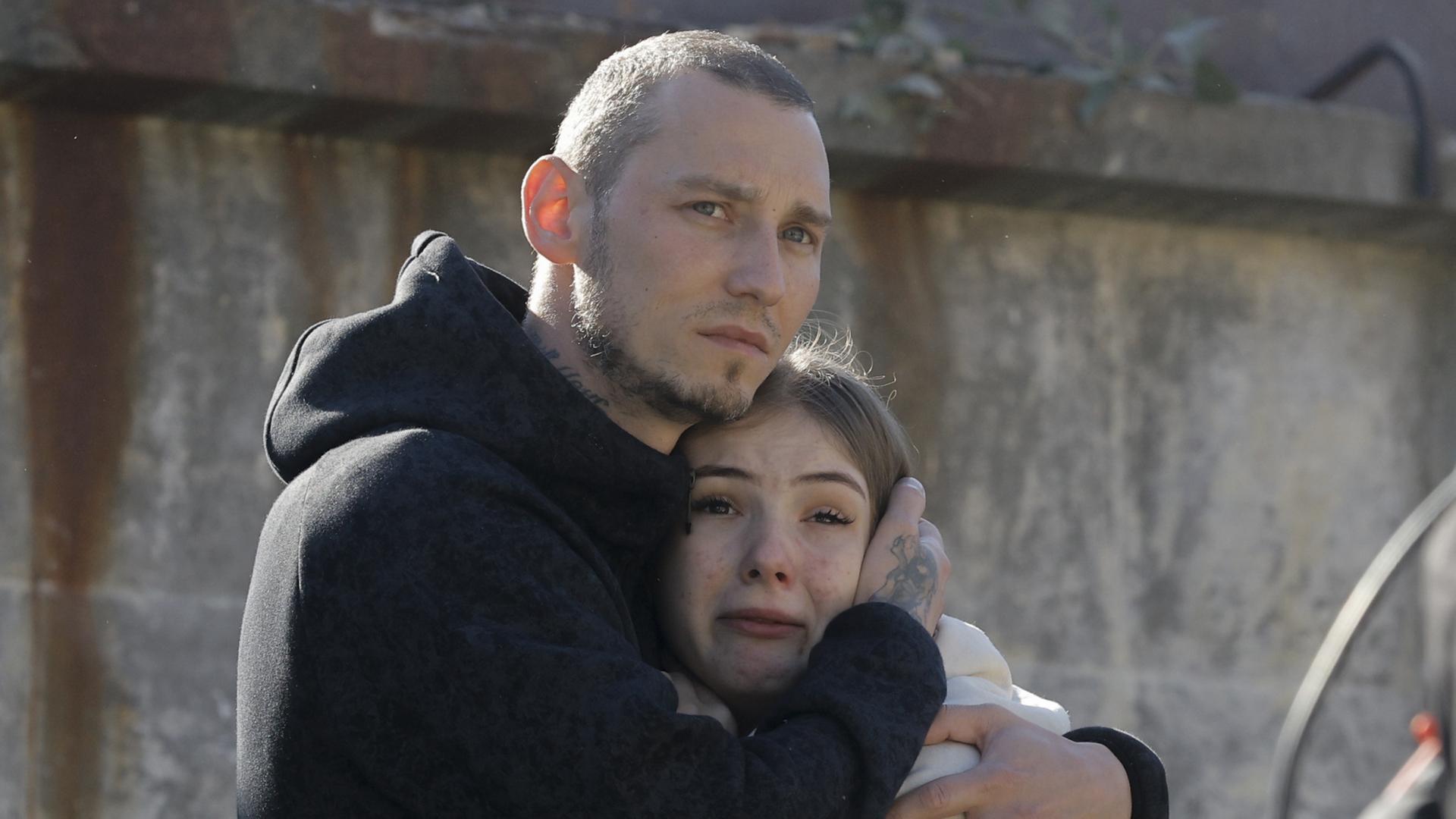 Ein Mann hÃ¤lt in Kiew (Ukraine) eine weinende Frau in den Armen. | EPA