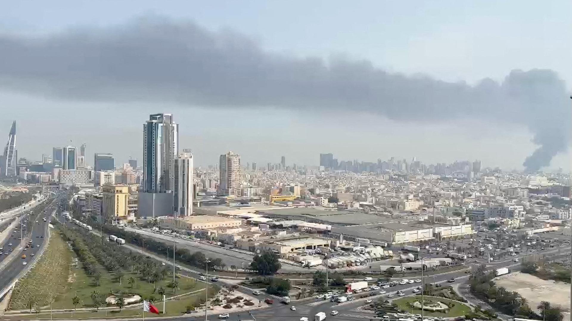 Rauch über der Stadt Manama, Bahrain | via REUTERS