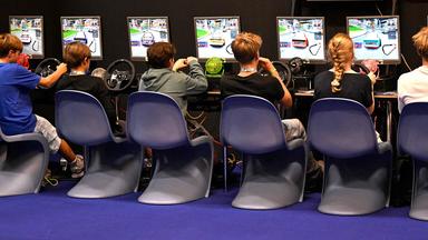 Gamer spielen Retro-Videospiele auf der Gamescom-Videospielmesse in Köln.