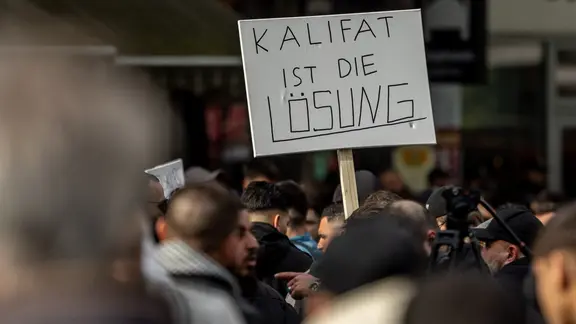 Teilnehmer einer islamistischen Demonstration in Hamburg halten ein Plakat mit der Aufschrift in der Hand Teilnehmer einer islamistischen Demonstration in Hamburg halten ein Plakat mit der Aufschrift in der Hand