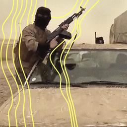 Ein Kämpfer des Islamischen Staates besetzt einen Kontrollpunkt an einer Autobahn.