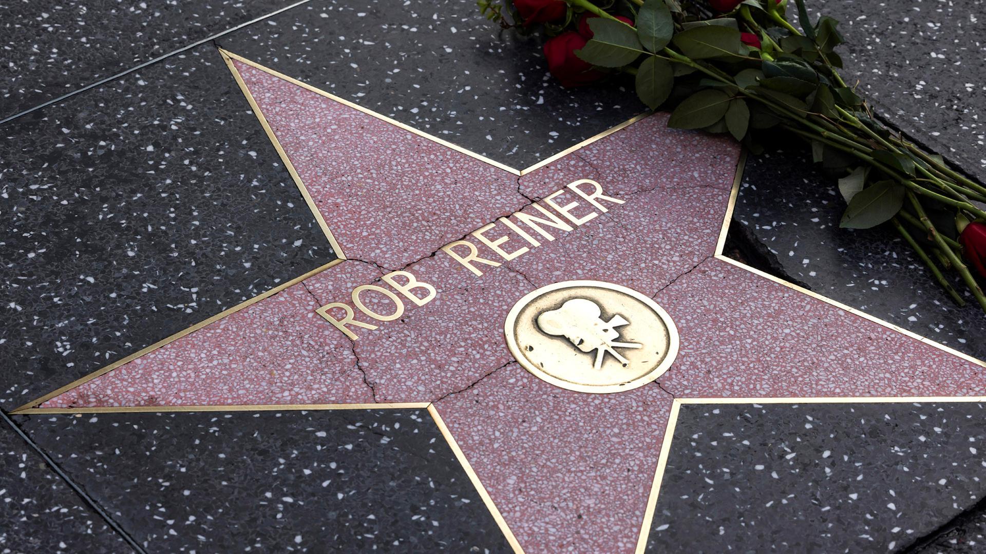 Rosen liegen neben dem Stern von  Rob Reiner auf dem Hollywood Walk of Fame  in Kalifornien, USA. | EPA