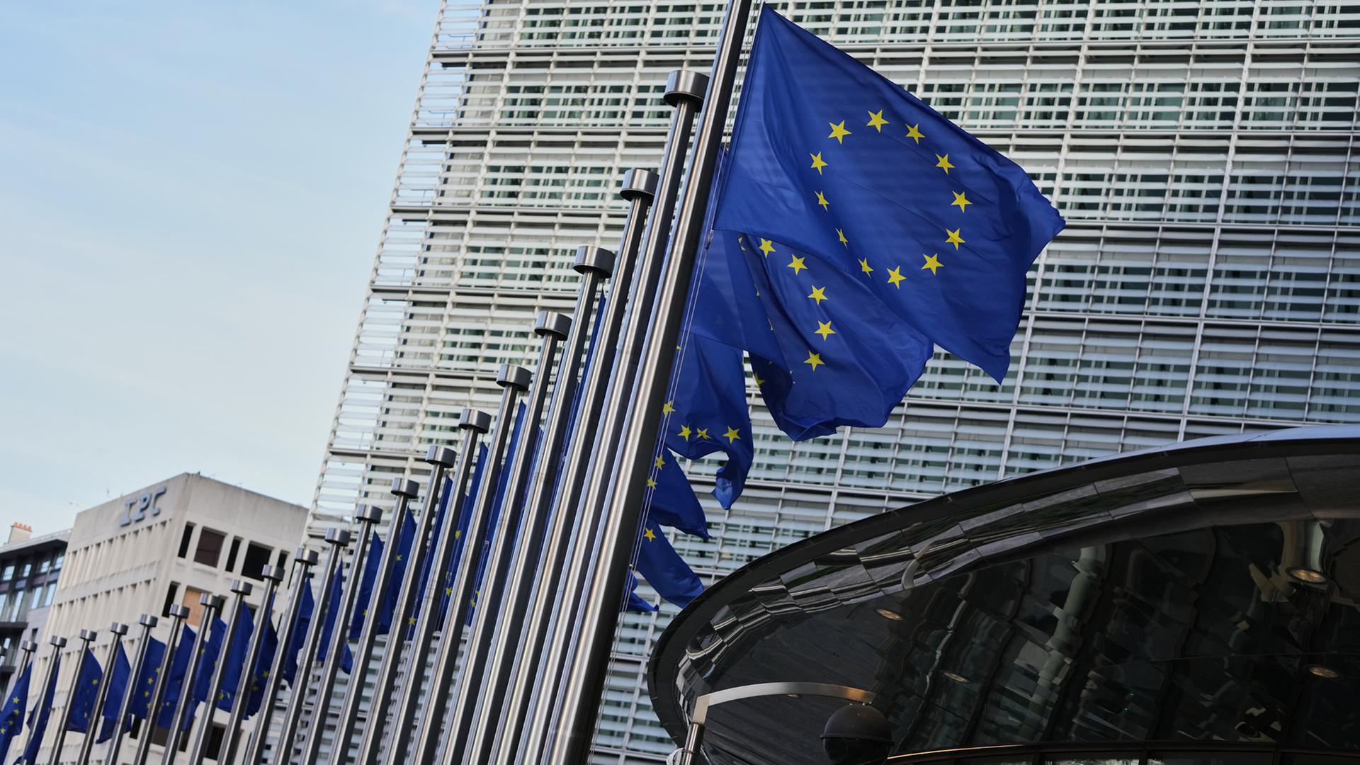 Flaggen der Europäischen Union wehen nach einer Sitzung der EU-Kommission zur EU-Erweiterung vor dem EU-Hauptquartier. | dpa