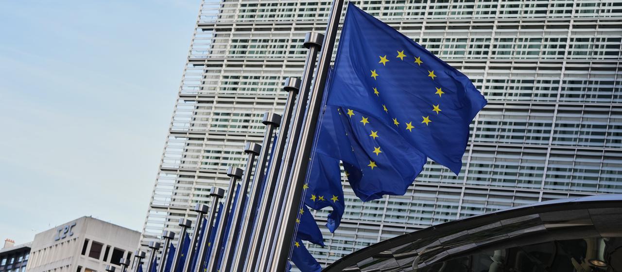 Flaggen der Europäischen Union wehen nach einer Sitzung der EU-Kommission zur EU-Erweiterung vor dem EU-Hauptquartier.