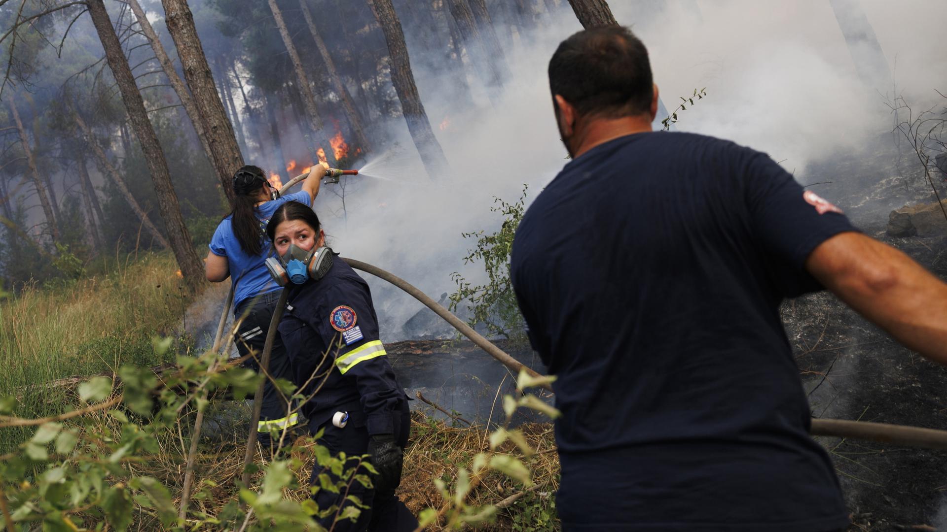 Feuerwehrleute in einem brennenden Wald bei Thessaloniki, Griechenland | EPA