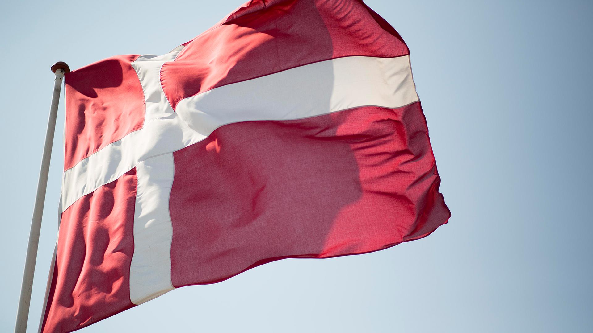 Die Flagge von Dänemark weht im Wind. | ARD-aktuell / Weiss