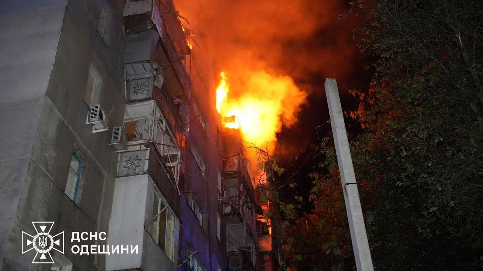 Ein brennedes Wohnhaus in Odessa, Ukraine. | Uncredited/Ukrainian Emergency Service/AP/dpa