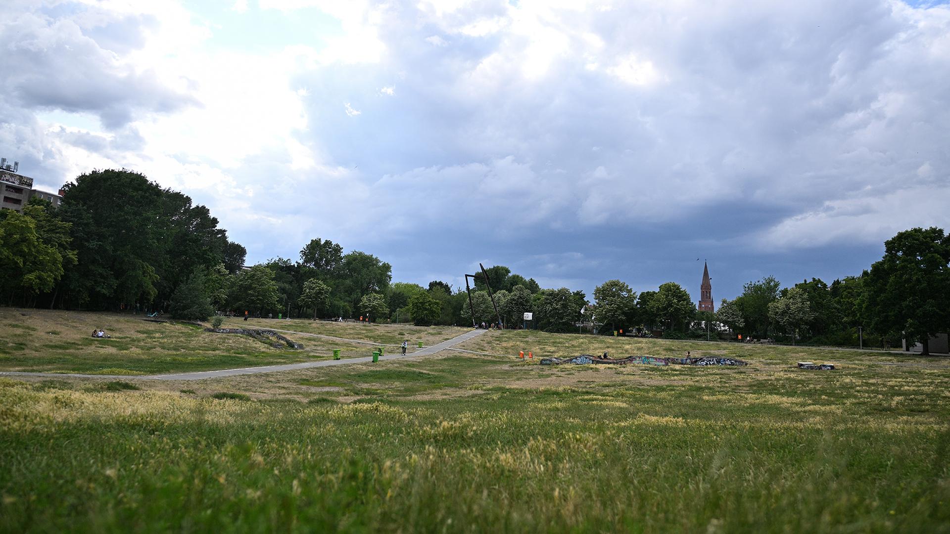 Dunkle Wolken ziehen über den Görlitzer Park in Berlin. | dpa