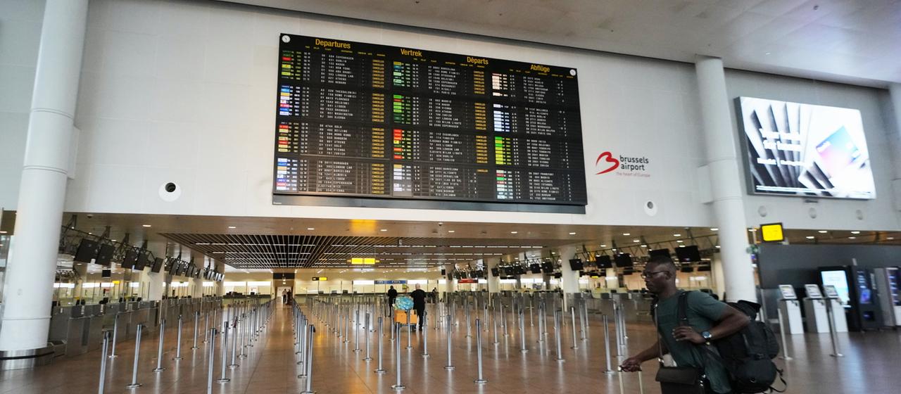 Ein Mann an einem Terminal am sonst menschenleeren Brüsseler Flughafen.