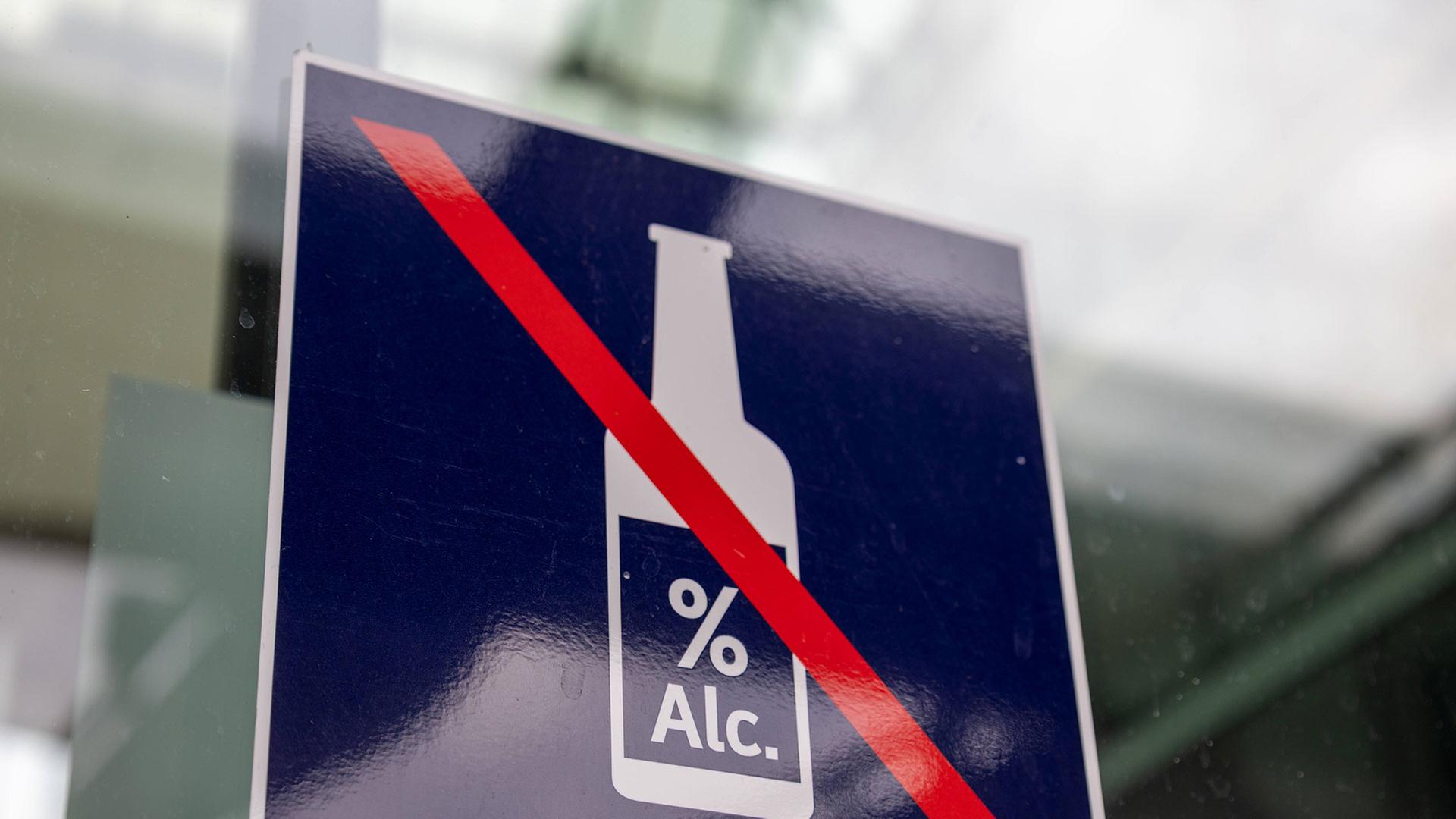 Ein Schild mit Alkoholverbot an einem deutschen Bahnhof | IMAGO / Herrmann Agenturfotografie