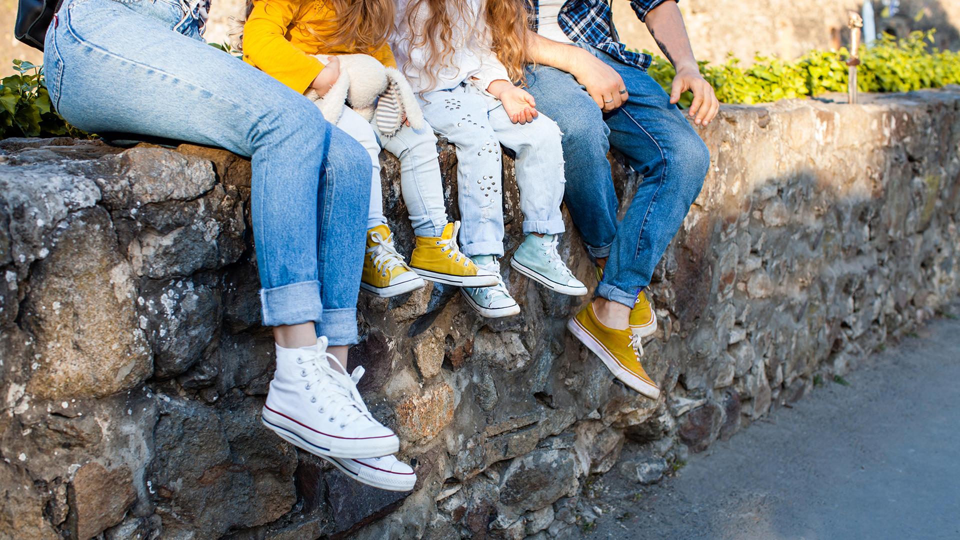 Beine und Füße einer Frau, zweier Kinder und eines Mannes - Symbolbild: Familie | picture alliance / Zoonar