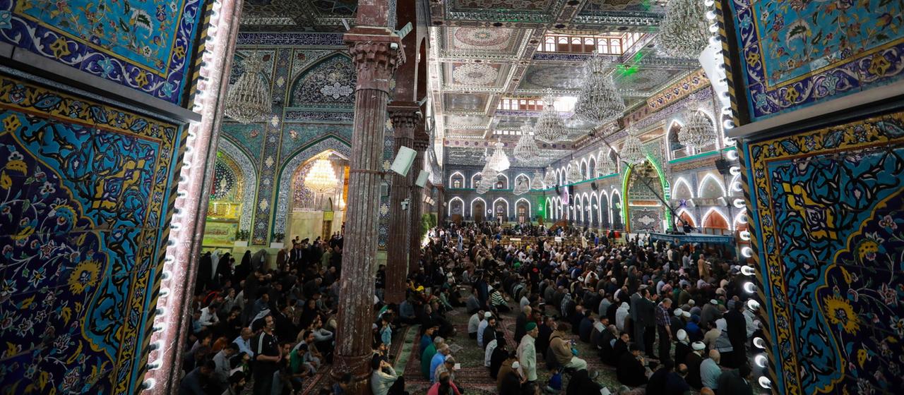 Schiitische Muslime beten am Schrein von Imam Hussein in Karbela.