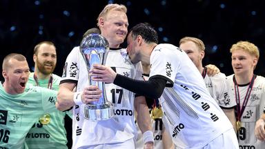 Kiels Patrick Wiencek hält den DHB-Pokal in den Händen, Domagoj Duvnjak küsst dessen Schulter.