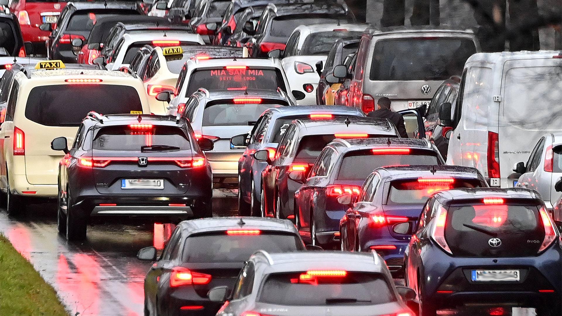 Dichter Straßenverkehr auf dem Mittleren Ring in München.
