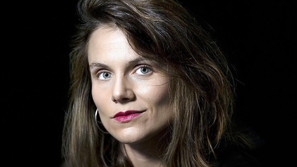 Henriette Hölzel, Jahrgang 1993, ist in Radebeul aufgewachsen und seit 2019 festes Ensemblemitglied am Staatsschauspiel Dresden. | Sebastian Hoppe Porträt der Schauspielerin Henriette Hölzel: Junge Frau mit schulterlangen braunen Haaren vor schwarzem Hintergrund