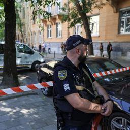 Ein Polizist steht nach dem Mord am ukrainischen Ex-Politiker Parubij am Tatort in Lwiw.