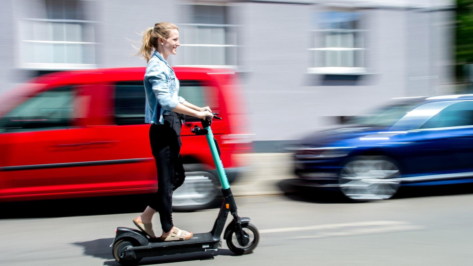 Helmpflicht für E-Scooter: Nötiger Schutz oder "Rückschritt" in der nachhaltigen Mobilität?