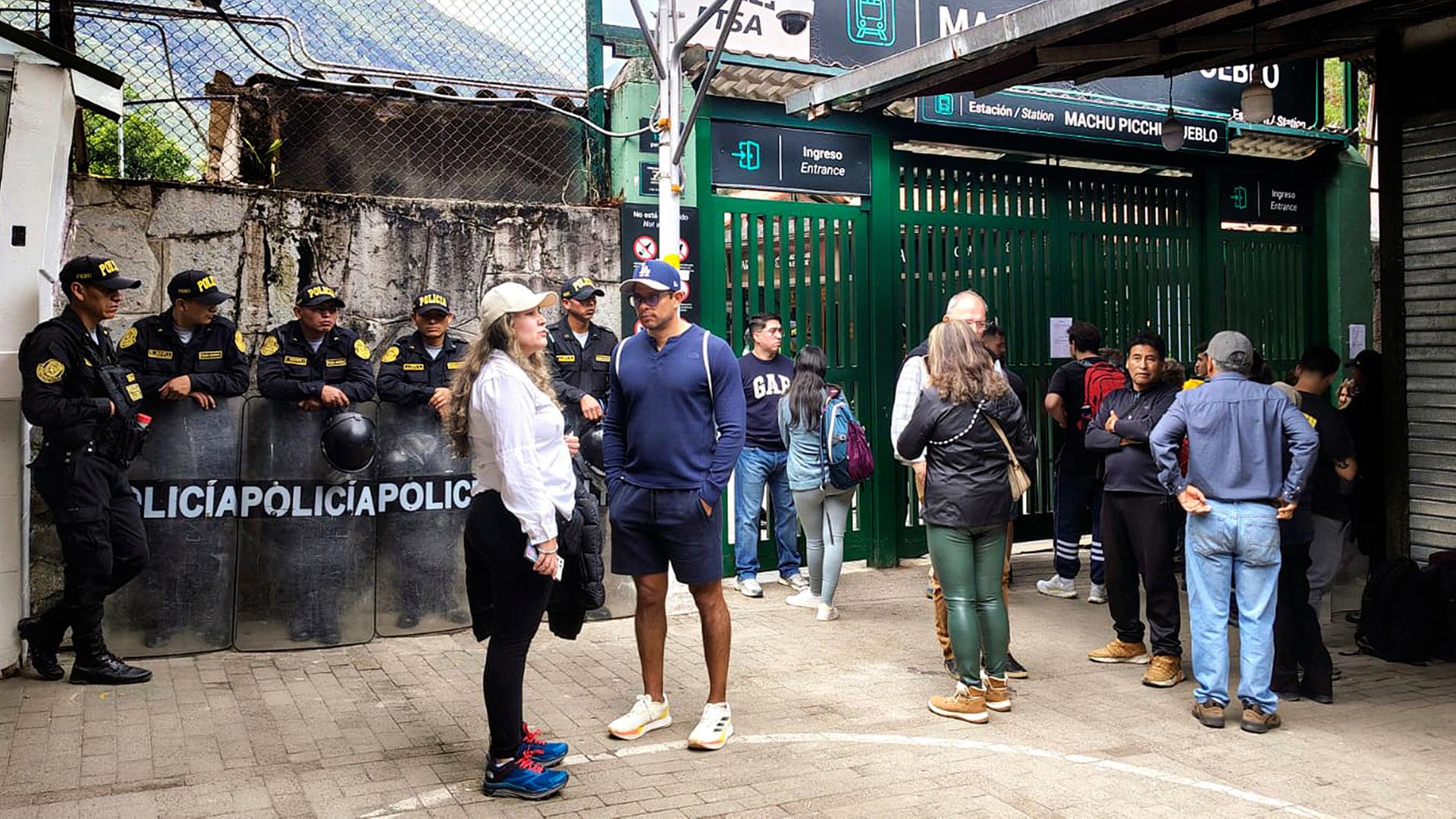 Polizisten stehen neben einer Gruppe von Touristen Wache. | AFP