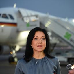 Katherina Reiche vor einem Regierungsflieger.