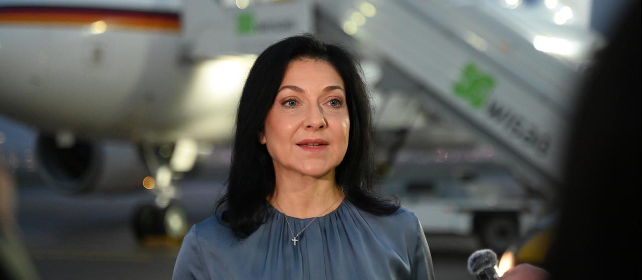 Katherina Reiche vor einem Regierungsflieger.