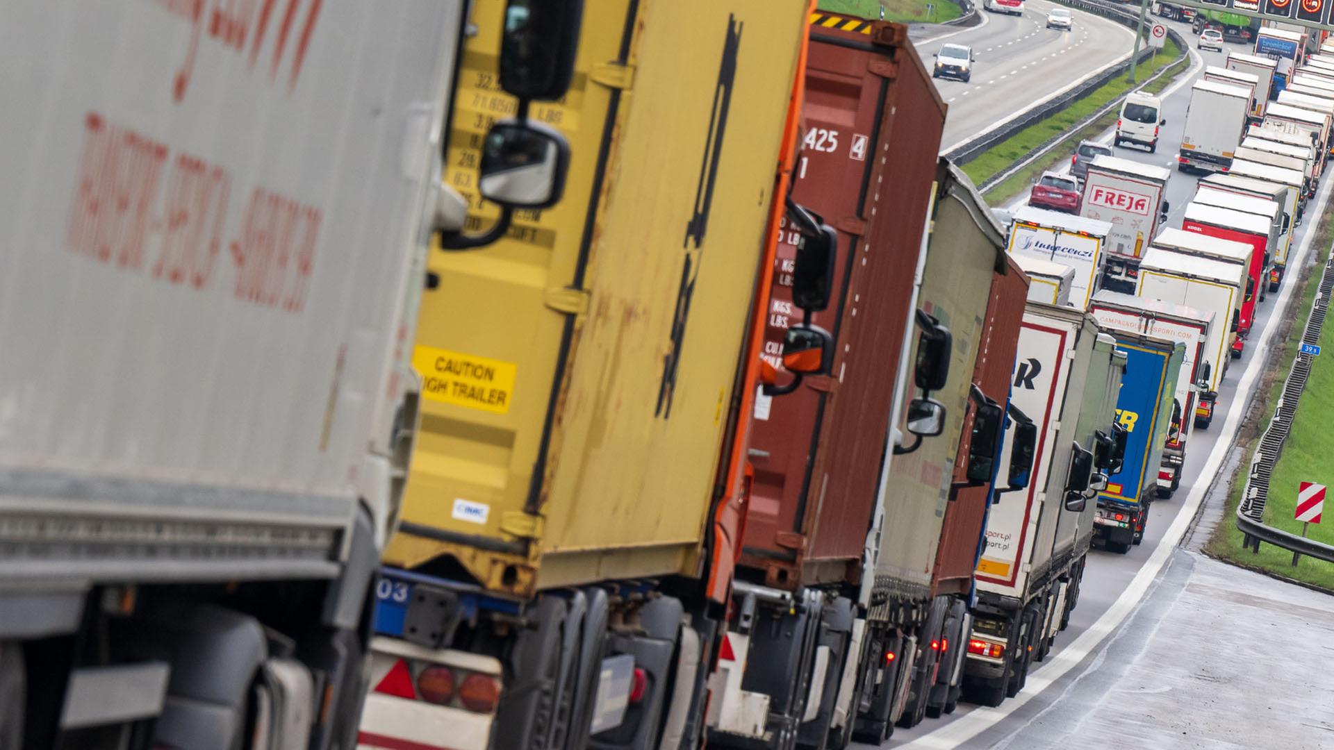 Hunderte Lkw stehen in einem Stau. | dpa