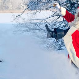 Archivbild: Durch hohen Schnee stapft der Weihnachtsmann am 21.12.2010 zum Weihnachtspostamt nach Himmelpfort. (Quelle: dpa-Zentralbild/Bernd Settnik)