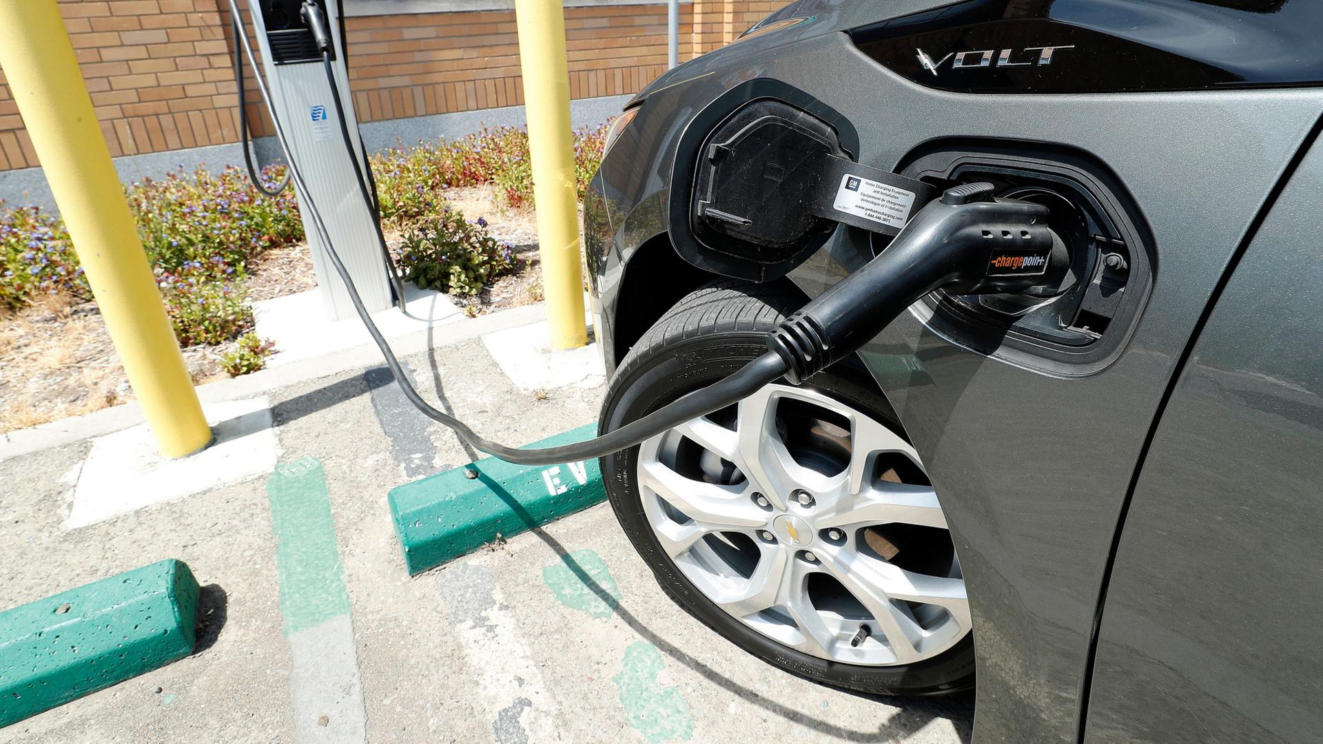 Plug-in-Hybrid-Auto an Ladestation (Archivbild) | JOHN G MABANGLO/EPA-EFE/REX