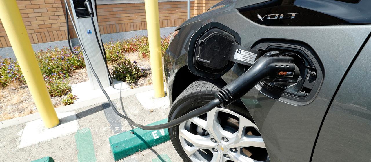 Plug-in-Hybrid-Auto an Ladestation (Archivbild)