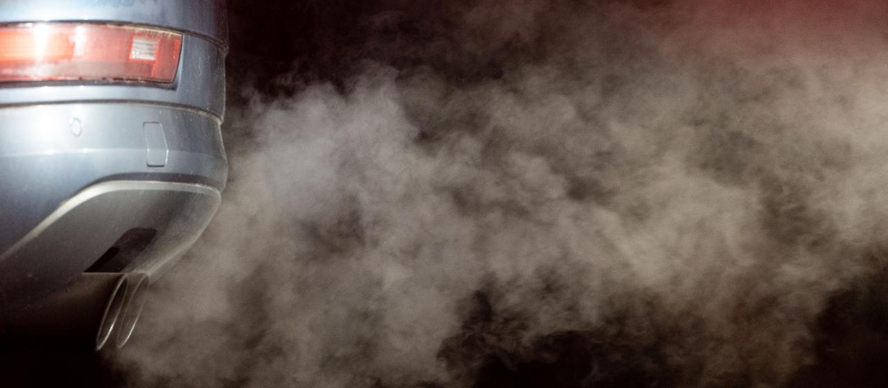 Abgase kommen aus dem Auspuff eines Autos.