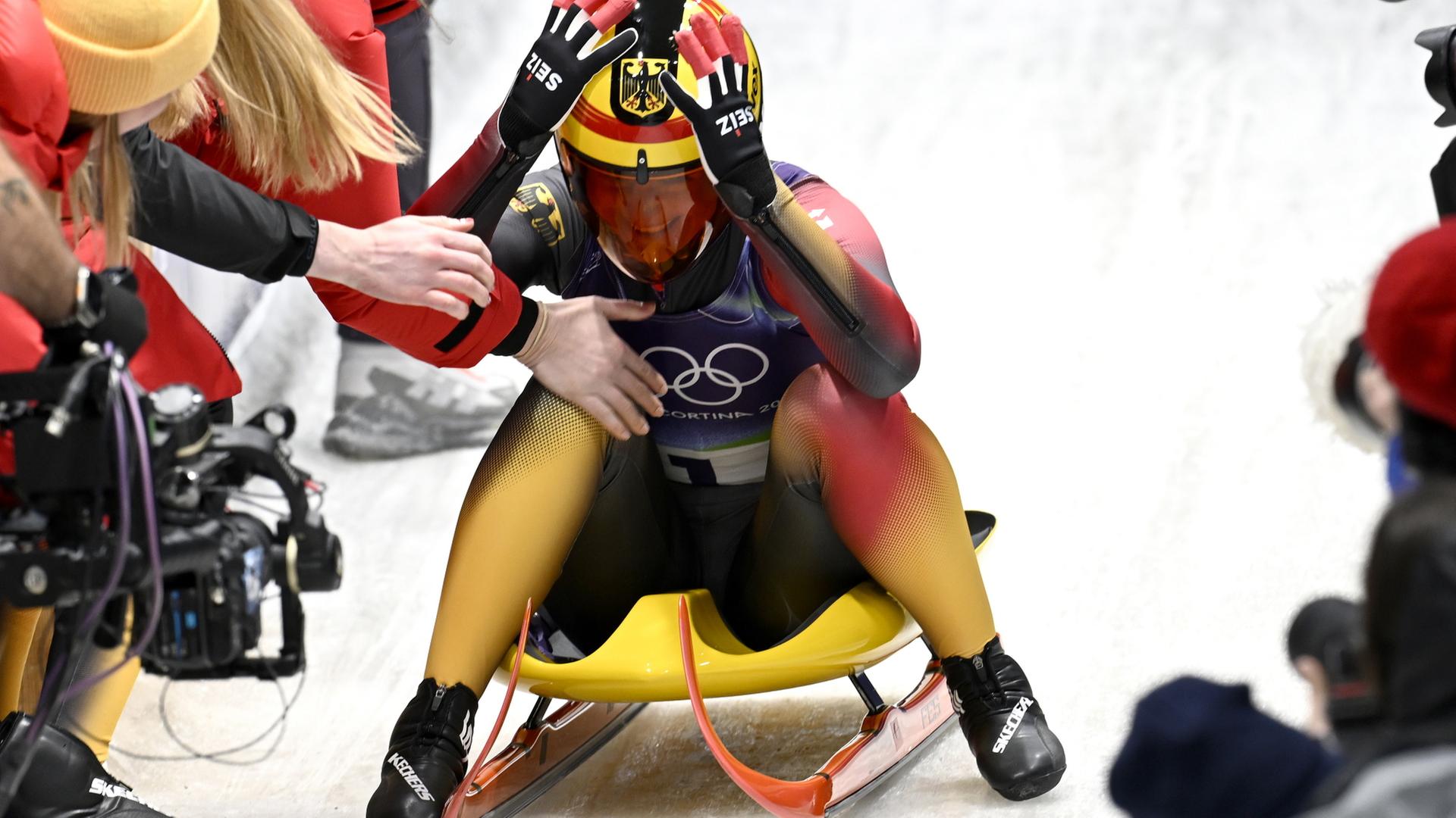 Julia Taubitz feiert nach ihrem Olympia-Sieg im Rodeln. | EPA