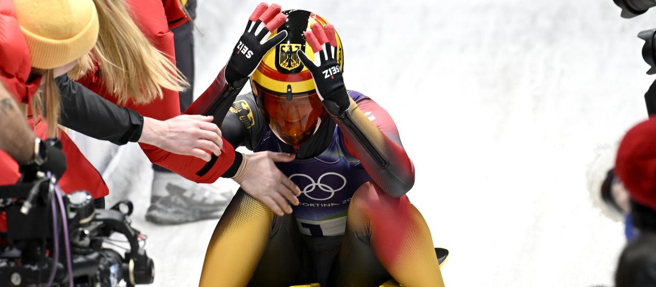 Julia Taubitz feiert nach ihrem Olympia-Sieg im Rodeln.